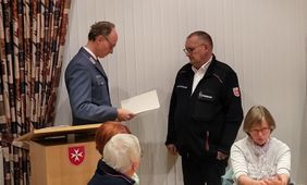 Diözesanleiter Dr. van Lengerich verließt dem neuen Beauftragten Thomas Feldscher die Berufungsurkunde