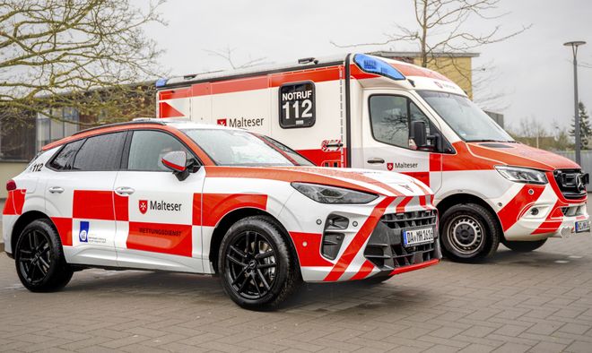 Zwei Rettungsdienst Fahrzeuge der Malteser stehen nebeneinander