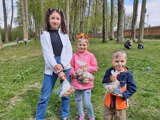 gflüchtete Kinder suchen Osternester in Osterhofen