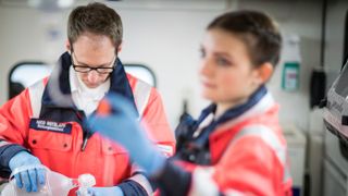 Notfallsanitäter und Notfallsanitäterin der Malteser leisten Erste Hilfe