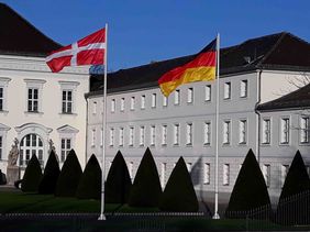 Vor Schloss Bellevue weht die Fahne des Ordens