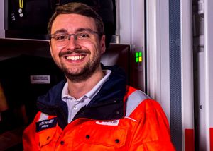 Ein lächelnder Mann in Malteser Einsatzkleidung