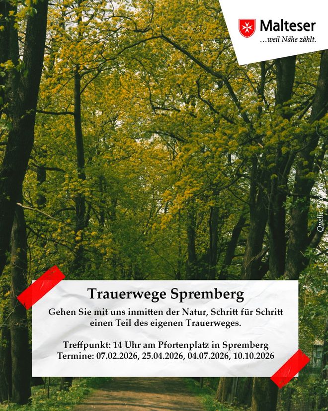 Ein Waldweg führt zwischen hohen, dicht belaubten Bäumen hindurch. Über das Naturfoto ist ein weißes Textfeld mit rotem Klebeband befestigt, das auf das Angebot „Trauerwege Spremberg“ der Malteser hinweist. Darin stehen Informationen zu gemeinsamen Spaziergängen in der Natur, dem Treffpunkt am Pfortenplatz in Spremberg sowie mehrere Termine. Oben rechts befindet sich das Malteser-Logo.