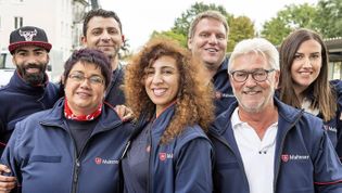 Gruppenbild von lachenden Malteser Mitarbeitenden im Integrationsdienst