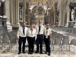 Bernd Liebscher (2. v.r.) mit seinem Sanitätsteam der Malteser aus dem Rhein-Kreis Neuss in der Basilica San Giovanni in Laterano, wo sie am Wochenende den Sanitätsdienst geleistet haben. 