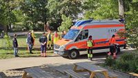 Ein Rettungswagen mit Rettungskräften