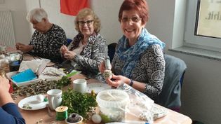 Seniorinnen an einem Tisch beim Basteln
