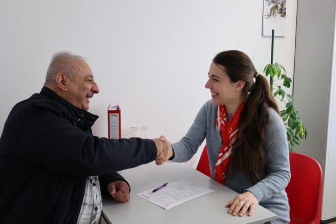 Eine Frau ist mit einem Mann im Gespräch