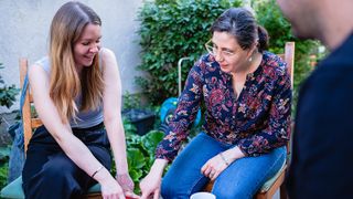 Die ehrenamtlichen Helferinnen und Helfer der Malteser unterstützen beim Lernen der deutschen Sprache.