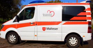 Malteser Krankentransportwagen mit Herzenswunsch Logo
