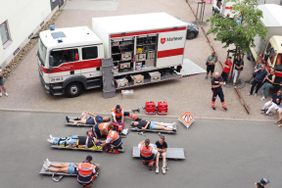 Ein Einblick in das rege und bunte Treiben am vergangenen Samstag rund um das Malteser Zentrum. Geboten wurden afghanischer Tanz, Vorstellung des Besuchs- und Begleitungsdienstes mit Hund, gemeinsame Katastrophenschutz-Übung mit dem THW sowie einen Vortrag zum Thema Patientenverfügung und Co. Fotos: Malteser Fulda/Antonia Sauer