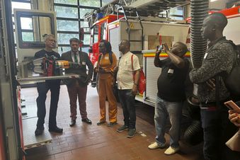 Expertinnen und Experten aus dem Rettungswesen aus Kenia und Uganda besuchen Feuerwehr Leitstelle in Köln. Foto: Malteser International