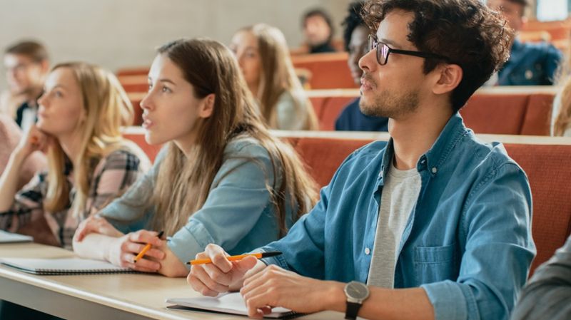 Junge Menschen in einem Hörsaal 