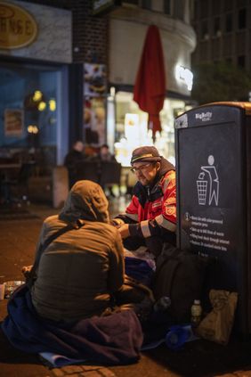 Freundliche Ansprache eines obdachlosen Menschen von einem Malteser.. Foto: Haas/Malteser