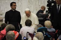 Der Pabst mit Malteser Pilgern