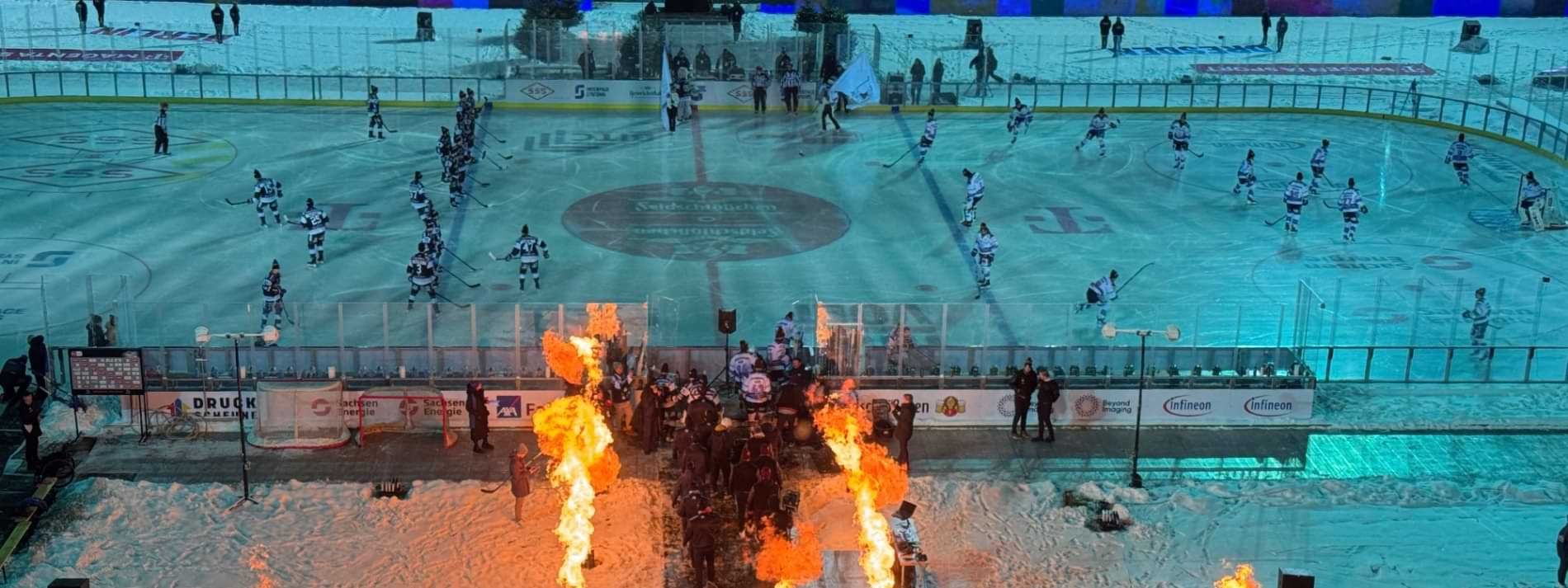 Pyrotechnik in einem Eishockeystadion.