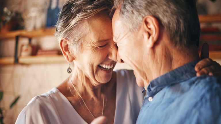 Ein tanzendes älteres Paar.