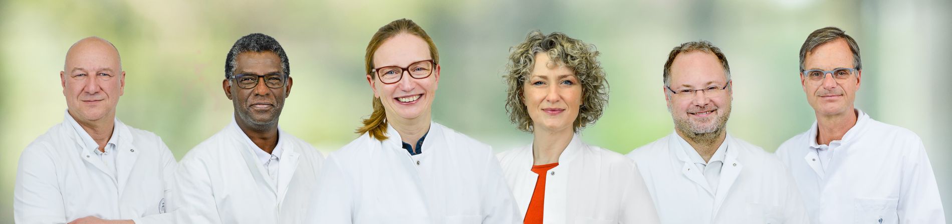 Sechs medizinische Fachkräfte der Klinik für Allgemein- und Viszeralchirurgie in weißen Kitteln stehen nebeneinander.