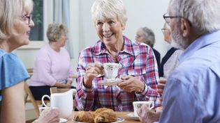 Menschen trinken miteinander Kaffee. Symbolfoto: iStock Highwaystarz-Photography