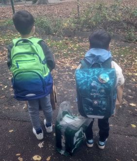 Esdullah und Nebiullah mit ihren neuen Schulranzen zum Schulstart in Deutschland.