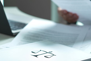 Justizias Waage auf einem Blatt Papier