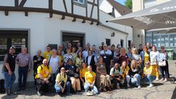 Eine Gruppe mit etwa 60 Personen