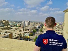 Ein Mitarbeiter von Malteser International blickt von einem Gebäude auf das Stadtzentrum von Port Sudan