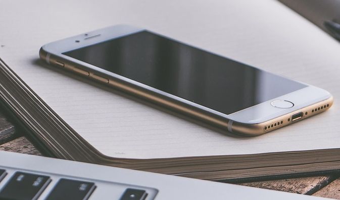 Ein Handy liegt auf dem Tisch.