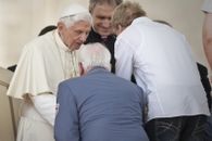 Papst Benedikt XVI. gratuliert dem 28-jährigen Pilger Johannes aus Wertheim