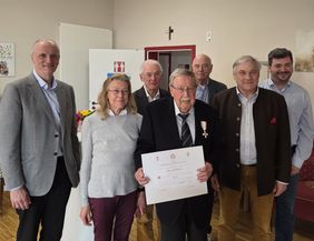 Gruppenfoto der Malteser mit dem ausgezeichneten Mediziner 