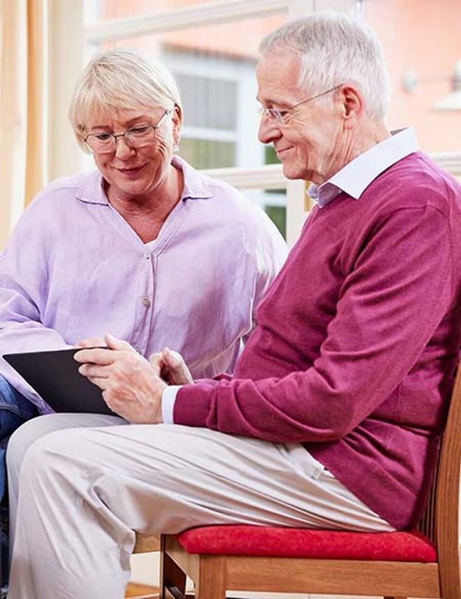 Zwei Menschen schauen sich eine Patientenverfügung an.