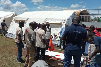 Um Ebola-Patienten zu behandeln und sie von anderen Menschen zu trennen, bauen Malteser Mitarbeiter eine Isolirstation auf. Foto: Malteser International