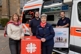 Von links nach rechts vor dem Malteser Herzenswunschkrankenwagen: Stefanie Siebelhoff, Direktorin des Caritasverbandes im Bistum Essen, Wunscherfüller Maurice Kohn, Prinzessin Katharina von Croy, Diözesanoberin der Malteser im Bistum Essen und Wunscherfüller Jonas Gröger
