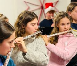 Musizieren in den Fluren und Treppenhäusern des AK am vergangenen Freitag