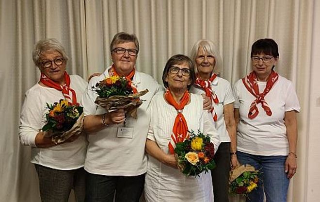 5 Mitarbeiterinnen der Malteser, die einen Blumenstrauß in Händen halten. (Foto: Malteser Fulda)