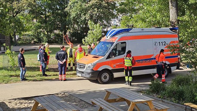 Ein Rettungswagen mit Rettungskräften