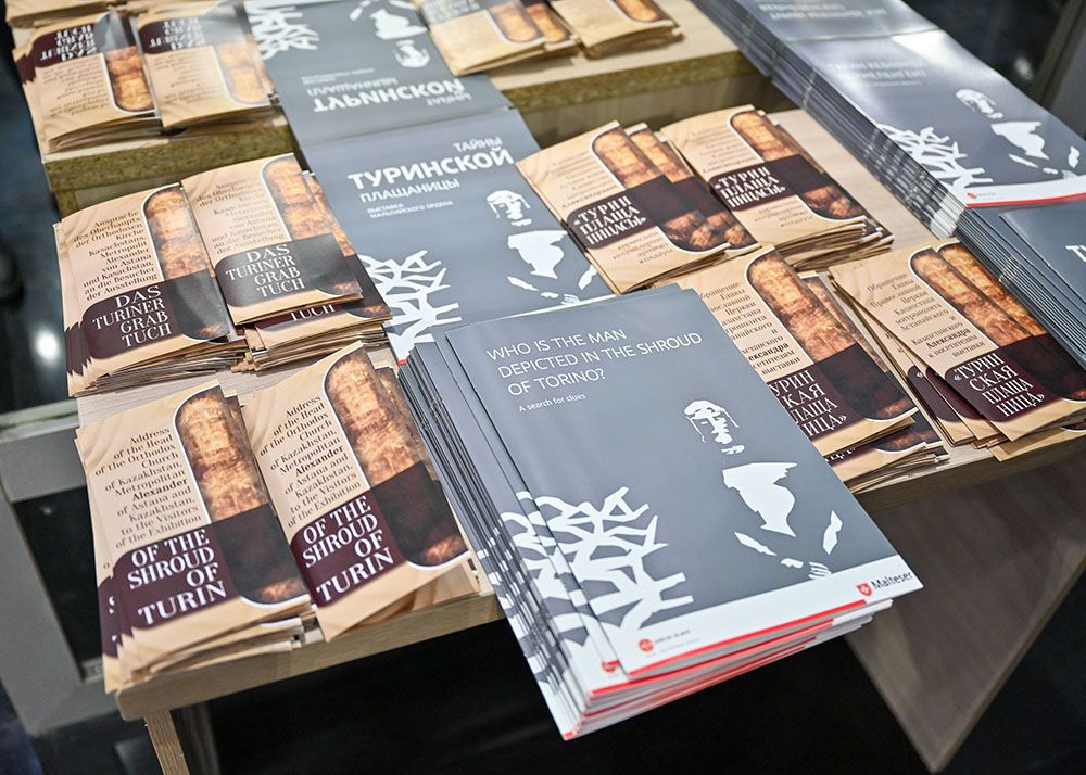 Verschiedene Kulturen, verschiedene Sprachen - und natürlich auch verschiedene Broschüren zum Turiner Grabtuch.