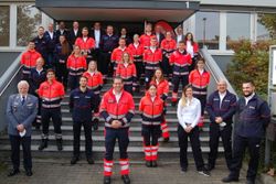 Angehende Notfallsanitäterinnen und -sanitäter mit dem Malteser Landesbeauftragten, den Geschäftsführern sowie Lehrkräften der neuen Malteser Rettungsdienstschule BW in Korntal-Münchingen. Foto: Malteser/ Peter C. Klein