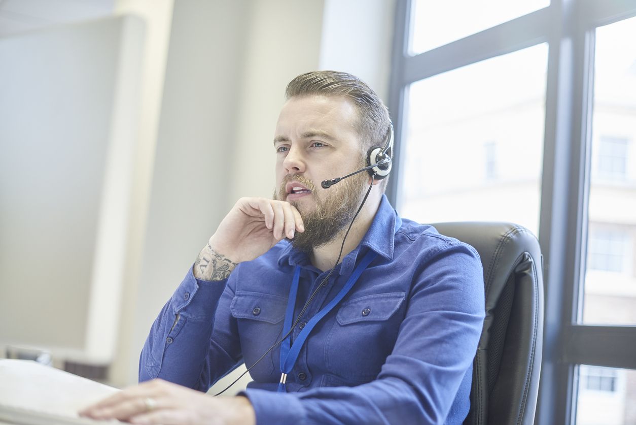 Mann mit Headset Telefonseelsorger