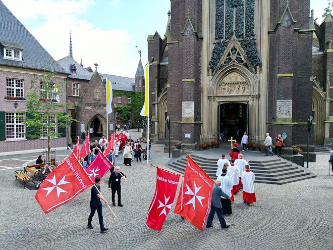 Einzug in die Marienbasilika zur Wallfahrtsmesse. 