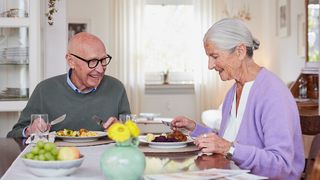 Ehepaar verbringt gemeinsam Zeit bei leckeren und gesunden Mahlzeiten geliefert vom Malteser Menüservice