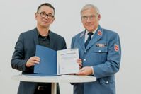 Diözesanleiter der Malteser und der Vorsitzende der Bezirkszahnärztekammer Stuttgart mit der Urkunde