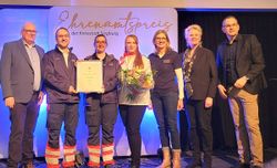 Die Herzenswunscherfüller Marcel Schulze (2.v.l.) und Julia Makowiak (3.v.l.) nehmen stellvertretend für das Siegburger Team die Urkunde für den Sonderpreis der Stadt entgegen. Hier mit Bürgermeister Stefan Rosemann (re.), den Ehrenamtspaten (li. und 2.v.r.) sowie Christina Spies, Gruppenführerin der Malteser in Siegburg und Kerstin von Rappard (3.v.r).