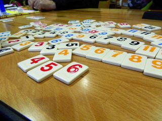 Rummikub-Spielsteine beim Spielen im Seniorentreff