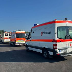 Krankenwagen in Kolonne