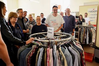 Im HIldesheimer Malteserladen halfen Führungskräfte einer BAnk am Malteser Social Day. Foto: Lukas/Malteser