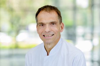 Porträt von Prof. Dr. med. Dieter Ropers, Chefarzt der Klinik für Kardiologie und Angiologie.