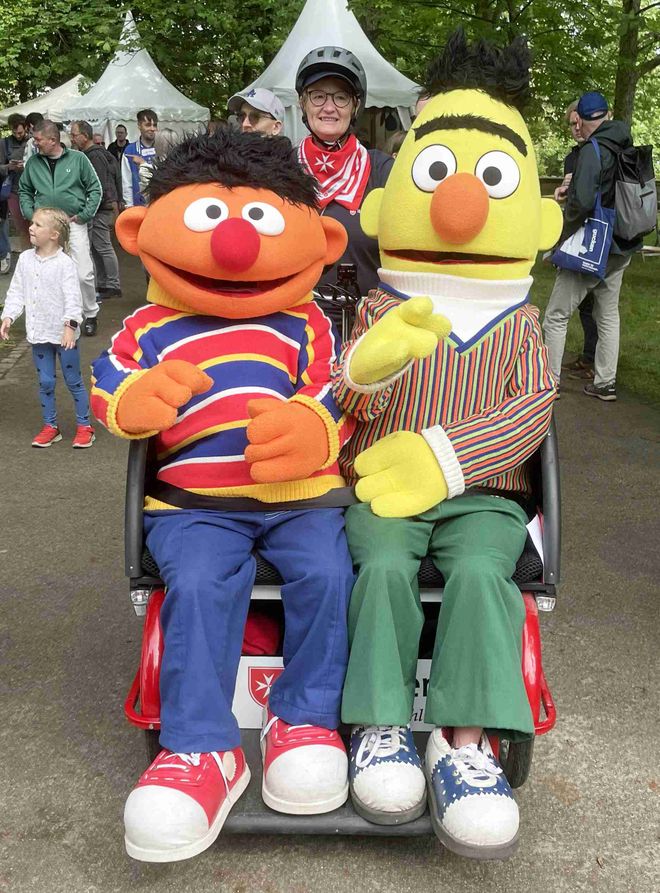 Ernie und Bert in der Malteserrikscha