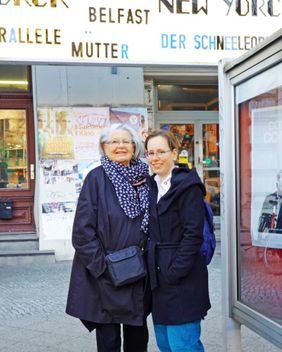 Malteser-Mitarbeiterin begleitet eine Seniorin unterwegs im Rahmen des Besuchs- und Begleitdienstes.