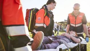 Ehrenamtliche versorgen einen Verletzten bei einem Sanitätsdiensteinsatz.